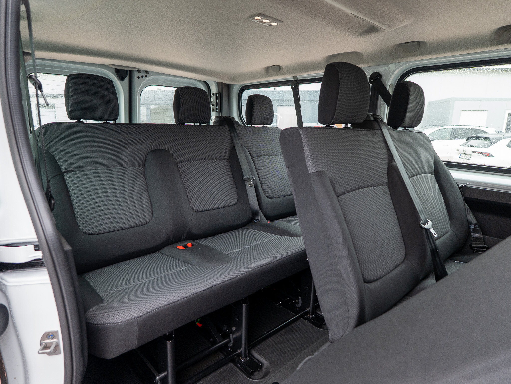 Wnętrze busa – przestrzeń dla pasażerów